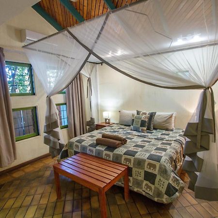 Flatdog Lodge Victoria Falls Eksteriør billede