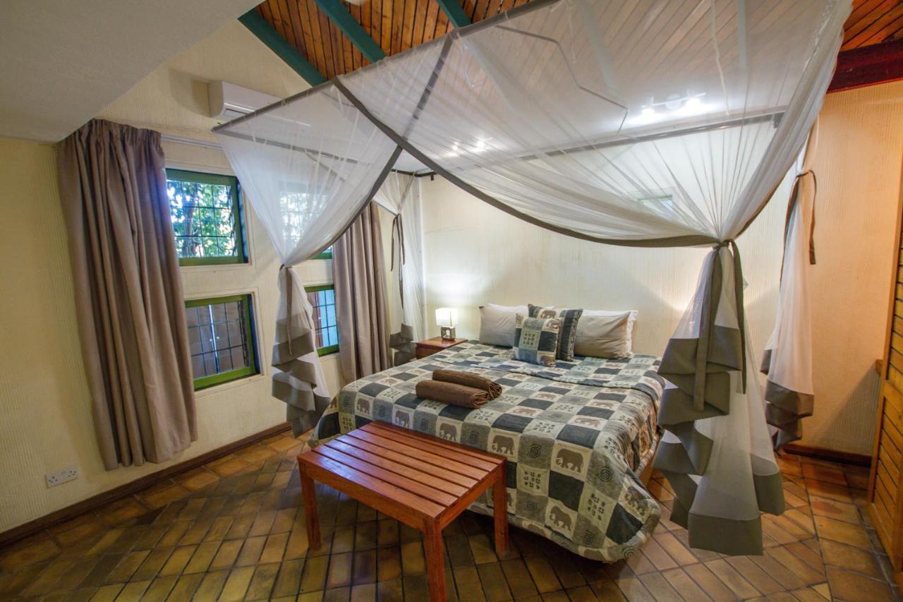 Flatdog Lodge Victoria Falls Eksteriør billede